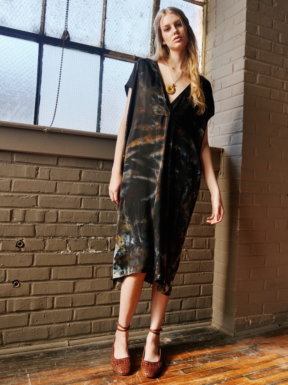 Riverside Tool & Dye Luca Silk Charmeuse Kaftan Midi Dress Black Tie Dye - Picture 2 of 16